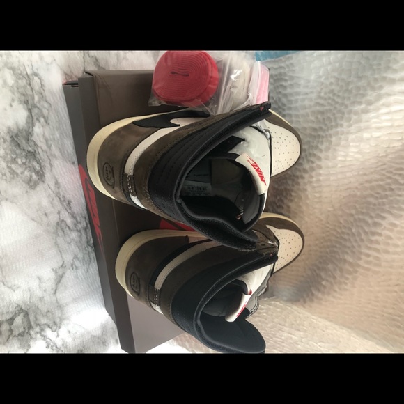 🚨SOLD🚨Travis Scott Jordan 1’s - Picture 3 of 4